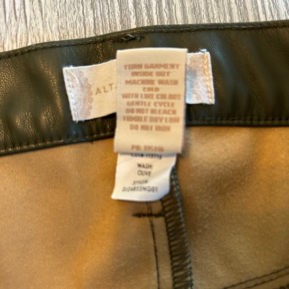 Altar'd State Womens Faux Leather Cargo Green Pants Wide leg Leg pockets Sz 5/27 - Picture 6 of 10